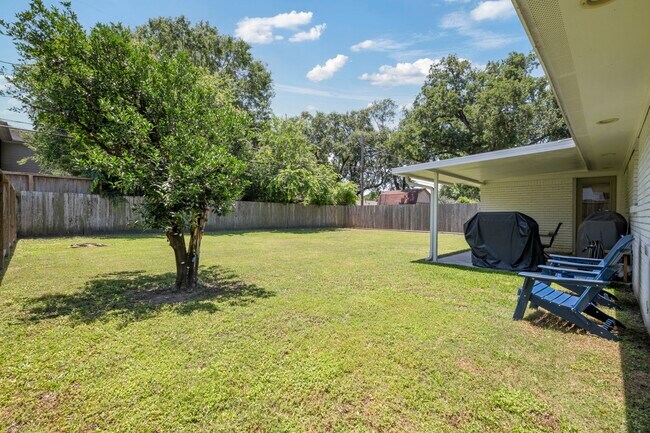 Building Photo - 2107 Hewitt Dr