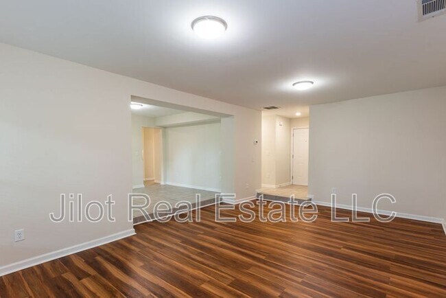 Building Photo - 2015 Oak Park Ln