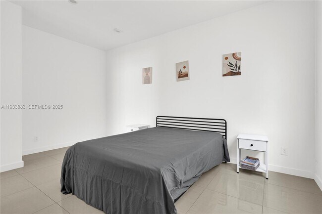 Building Photo - 924 Marseille Dr