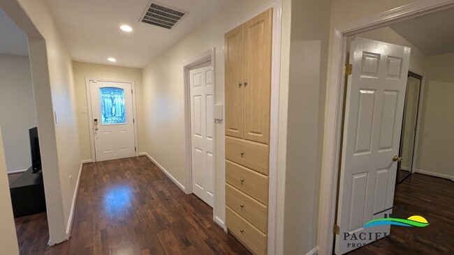 Building Photo - Bright and Roomy 2 Bedroom 2 Bathroom Home