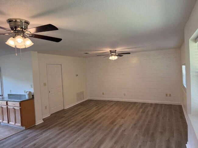 Building Photo - "Charming 3-Bedroom Gem with Granite Touches in Fort Walton Beach"