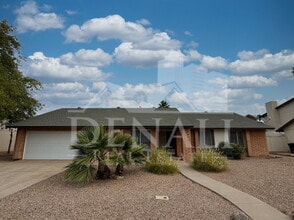 Building Photo - 1016 W Nido Ave