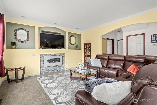 Building Photo - Beautiful Craftsman Marysville!