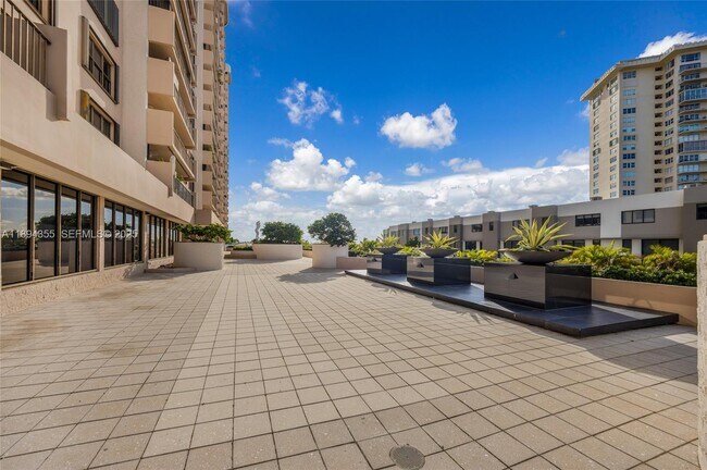 Building Photo - 1800 NE 114th St