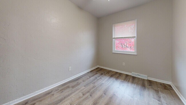 Building Photo - Elyria - updated 3 bed/1 bath townhouses for rent!