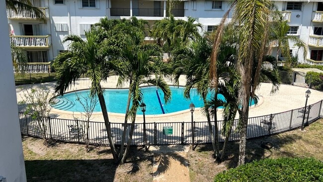 Building Photo - 15225 NE 6th Ave