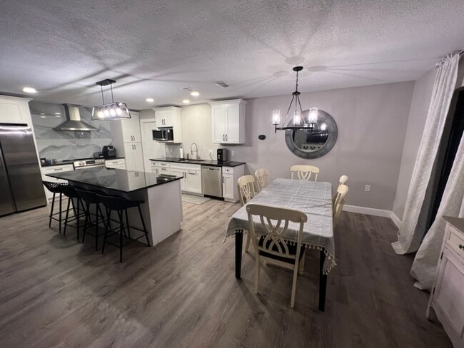 Building Photo - 652 Glenview Dr