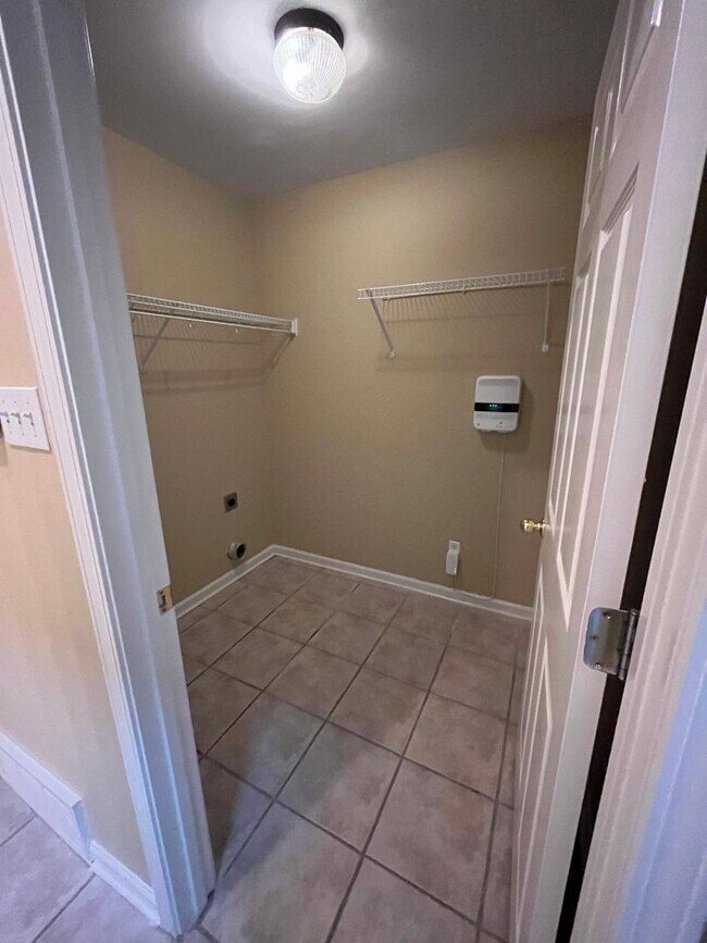 Building Photo - 9150 Hervay Cove