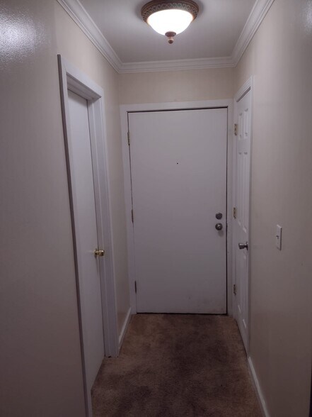 Building Photo - 1813 Hemlock Plz