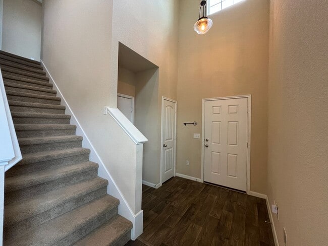 Building Photo - Perfect 3/2.5 - Tall Ceilings and in Immac...