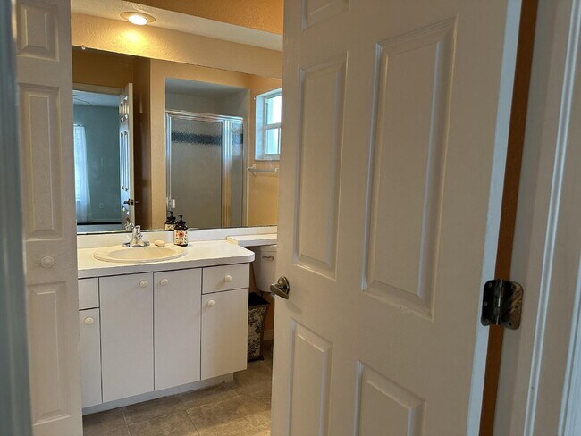 Building Photo - You'll love this charming 3/2/2 home in th...