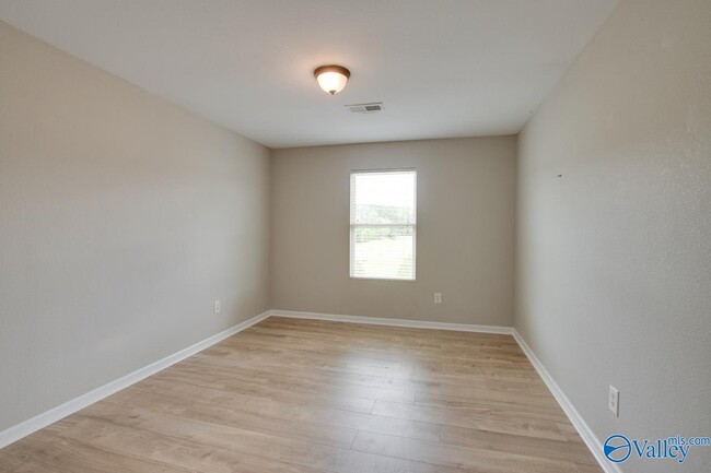 Building Photo - 102 Whitestone Dr NE