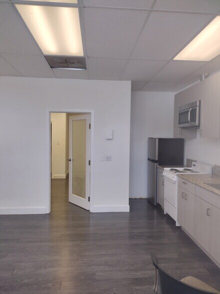 Building Photo - 7440 Girard Ave
