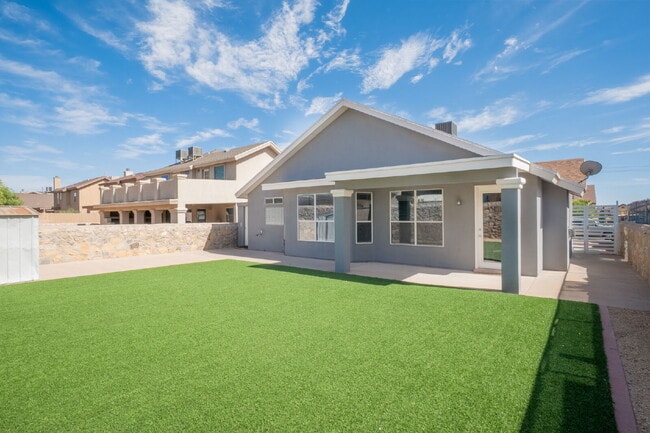 Building Photo - "Charming 4-Bed Oasis with 3 Full Baths on Twin Leaf Drive in El Paso, TX!"