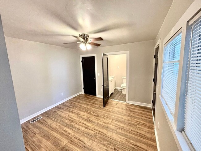 Building Photo - 631 Warner--Move In Ready!