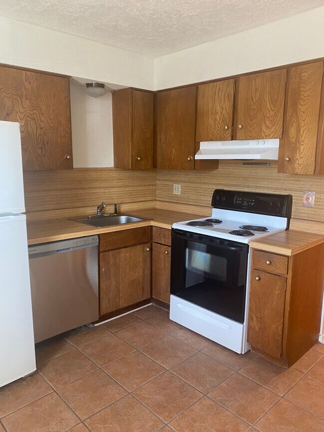 Building Photo - Great 2 Bedroom Condo !