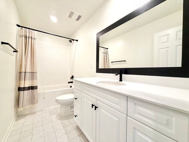 Building Photo - Move-In Ready 3 Bedroom 2.5 Bathroom Home with Loft, SOLAR & Modern Upgrades