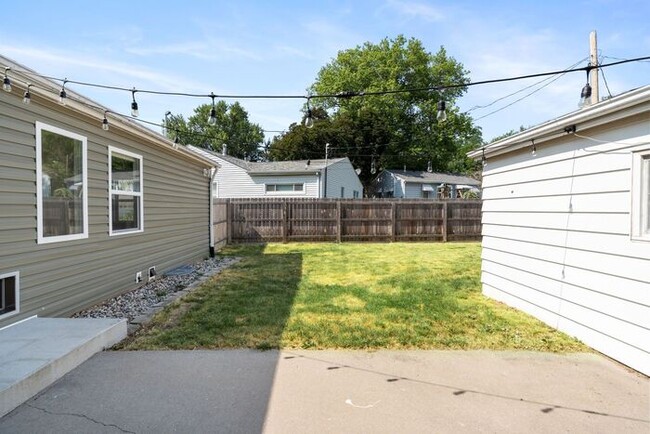 Building Photo - $1,895 | 2 Bedroom, 2 Bathroom House | Pet...