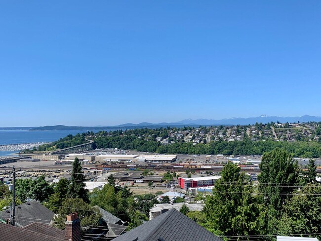 Building Photo - Queen Anne Home