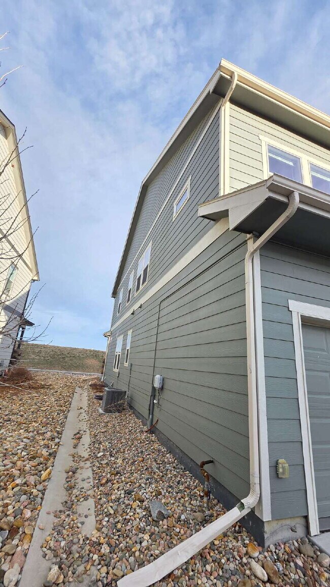 Building Photo - Lorson Ranch 5 bedroom Townhouse near military bases
