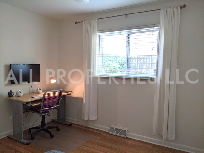 Building Photo - 1215 Cherry St