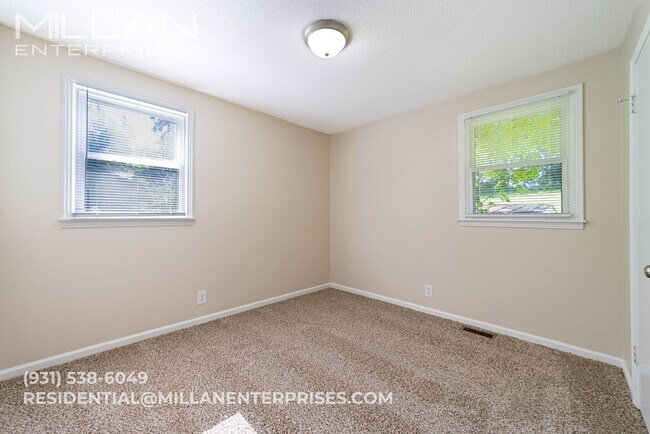 Building Photo - Open-Concept 3BR Home Near Fort Campbell