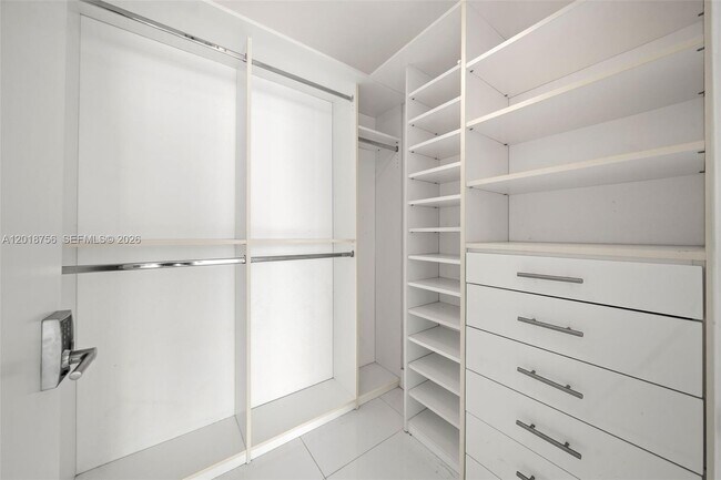 Building Photo - 900 Biscayne Blvd