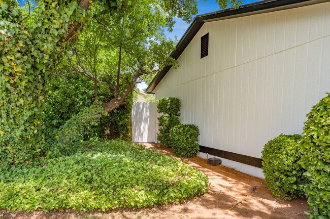 Building Photo - "Charming Newly Remodeled 4-Bed Oasis Touc...