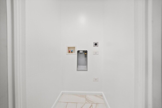 Building Photo - Freshly Renovated 4BR Apartment