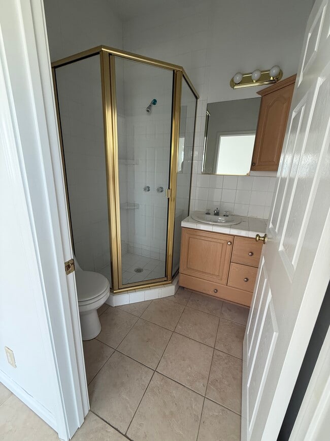 Building Photo - 2045 Bellevue Dr