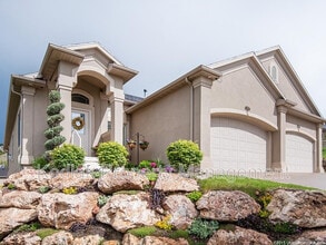 Building Photo - 637 Edgewood Dr