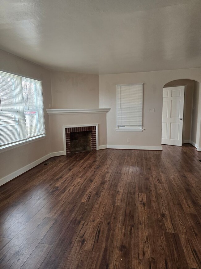 Building Photo - Eastside Charmer