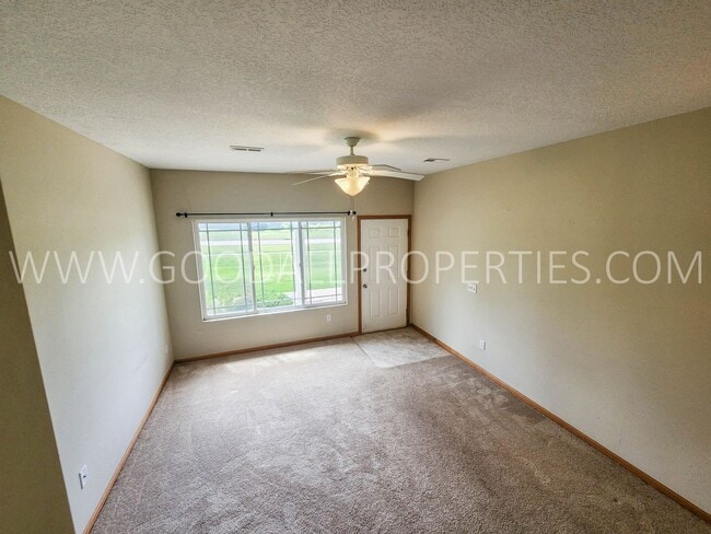 Building Photo - 2 Bedroom 2.5 Bath Townhome In West Des Mo...