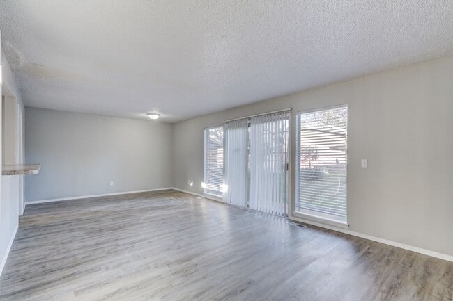 Building Photo - 3 bed 1.5 bath duplex in Midwest City