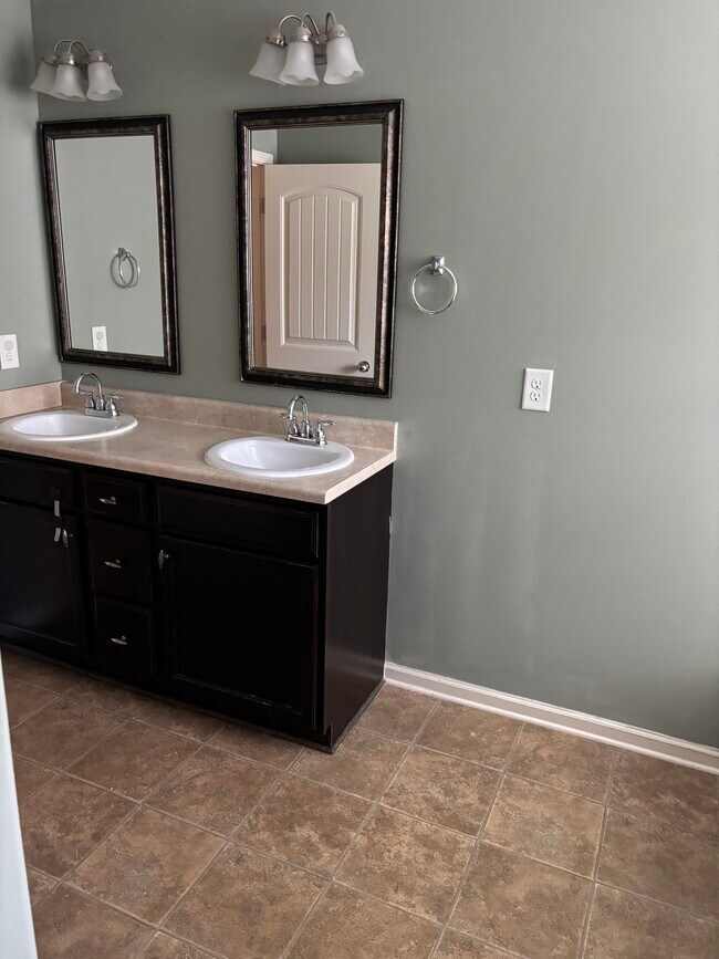 Building Photo - 118 Great Oak Way