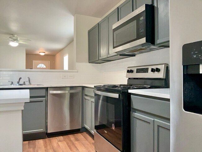 Building Photo - Adorable Move-In Ready 3/2 in Georgetown! ...