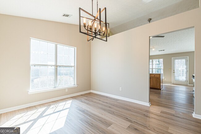 Building Photo - 5755 Lakeview Cir