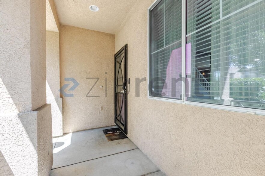 Building Photo - Unit