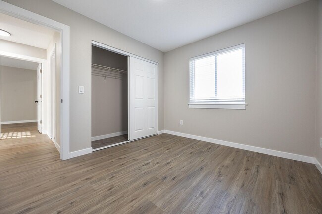 Building Photo - 3 bedroom, 2.5 bathroom home - SE Portland