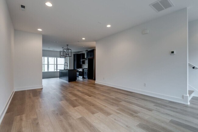 Building Photo - Welcome to Your Stylish Haven in Vibrant East Nashville!