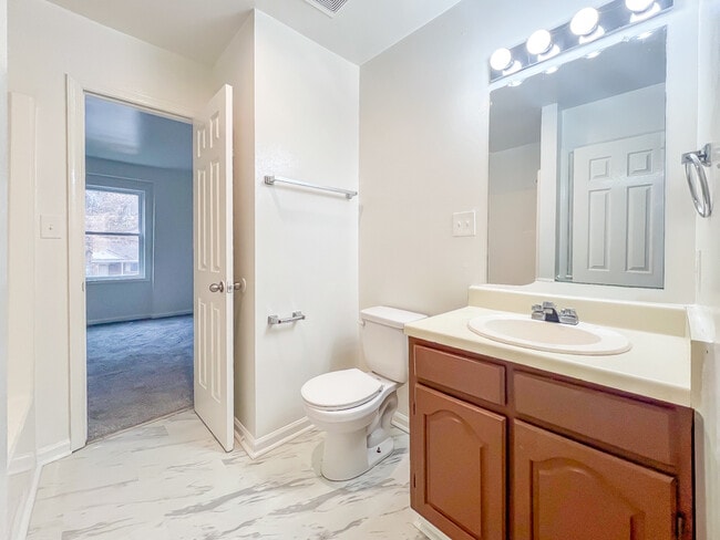 Building Photo - 22 Fox Hill Dr