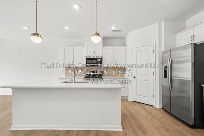 Building Photo - 826 Earhart St NW