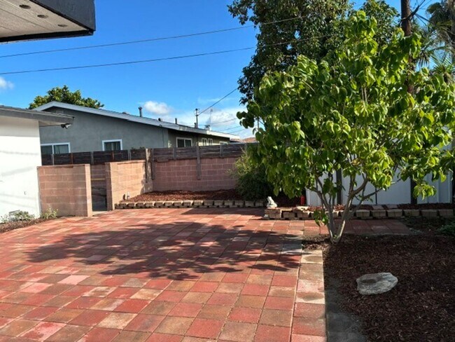Building Photo - 5 Bedroom 4 Bath House in Garden Grove