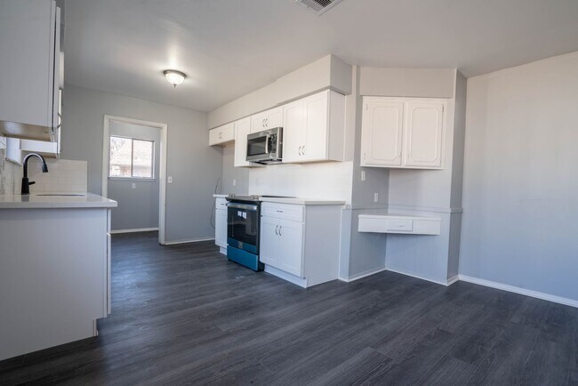 Building Photo - 4 Bedroom Home Available For Immediate Move In!!