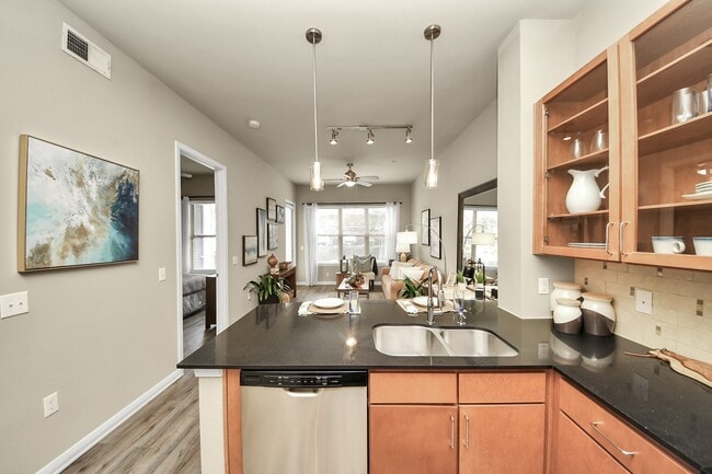 Building Photo - 5455 Richmond Ave.