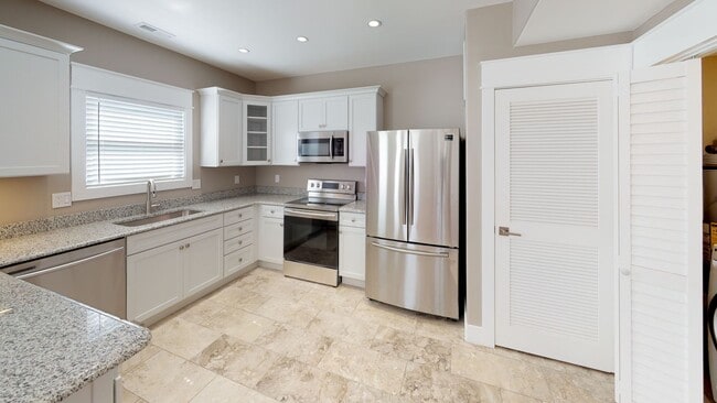Primary Photo - $1699 per Bedroom | 4BR in Fort Sanders | ...