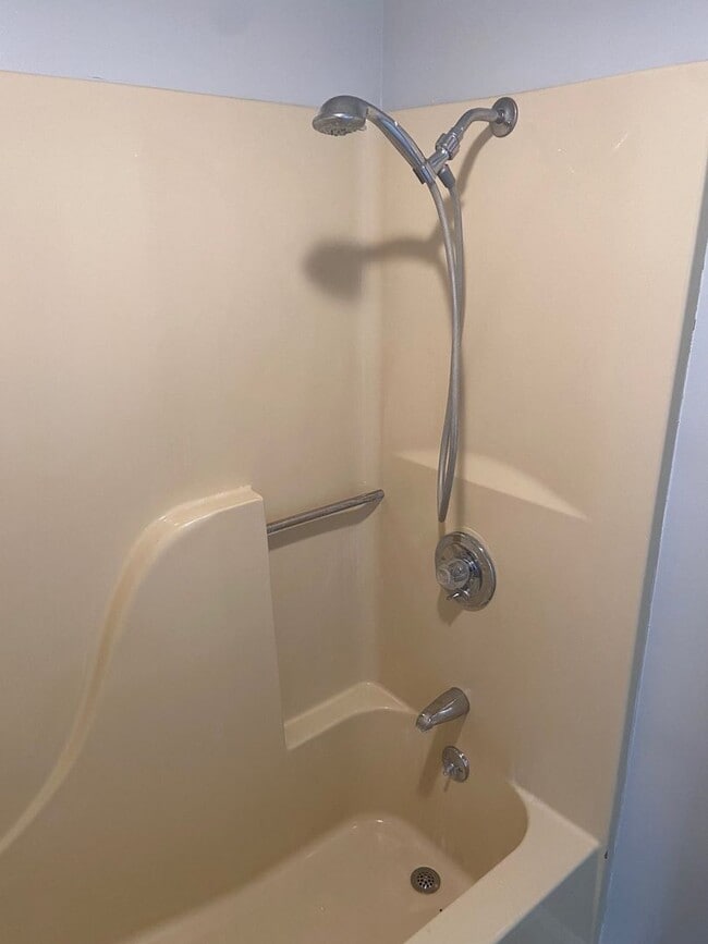 Building Photo - Studio Apartment in Hollister