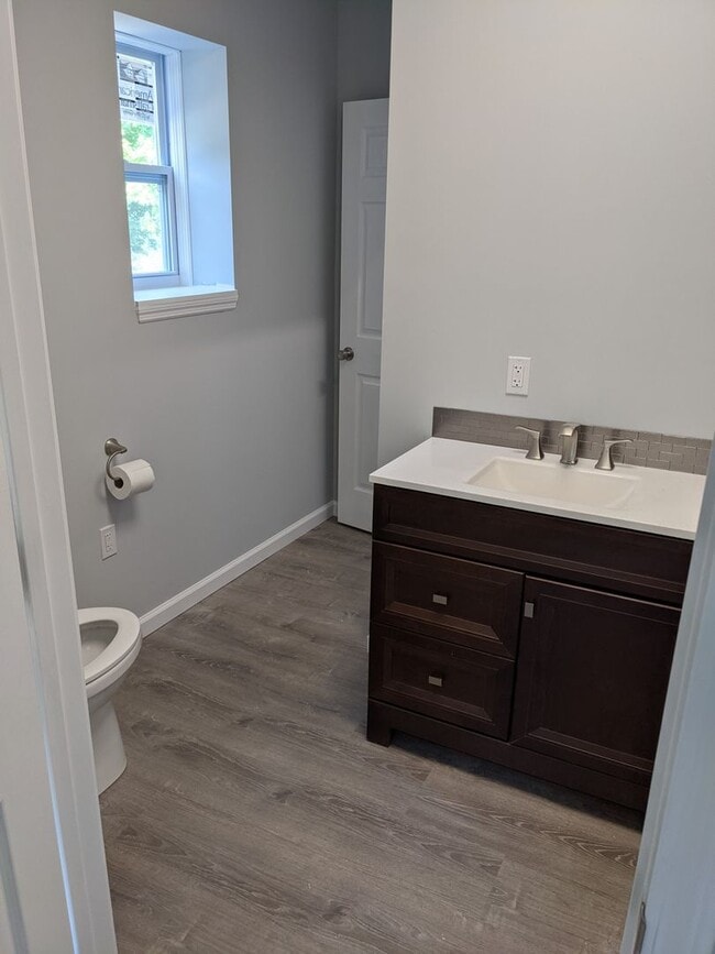 Building Photo - Private 3 bed 2bath house in North Johnson...