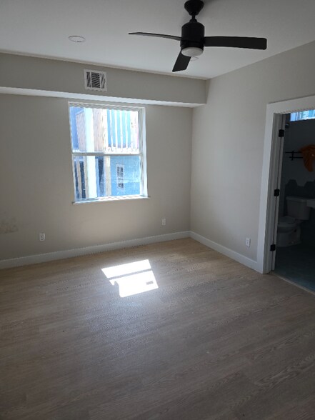 Building Photo - 4305 Ave S