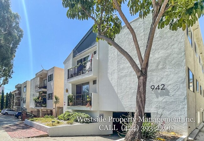 Building Photo - 942 7th St